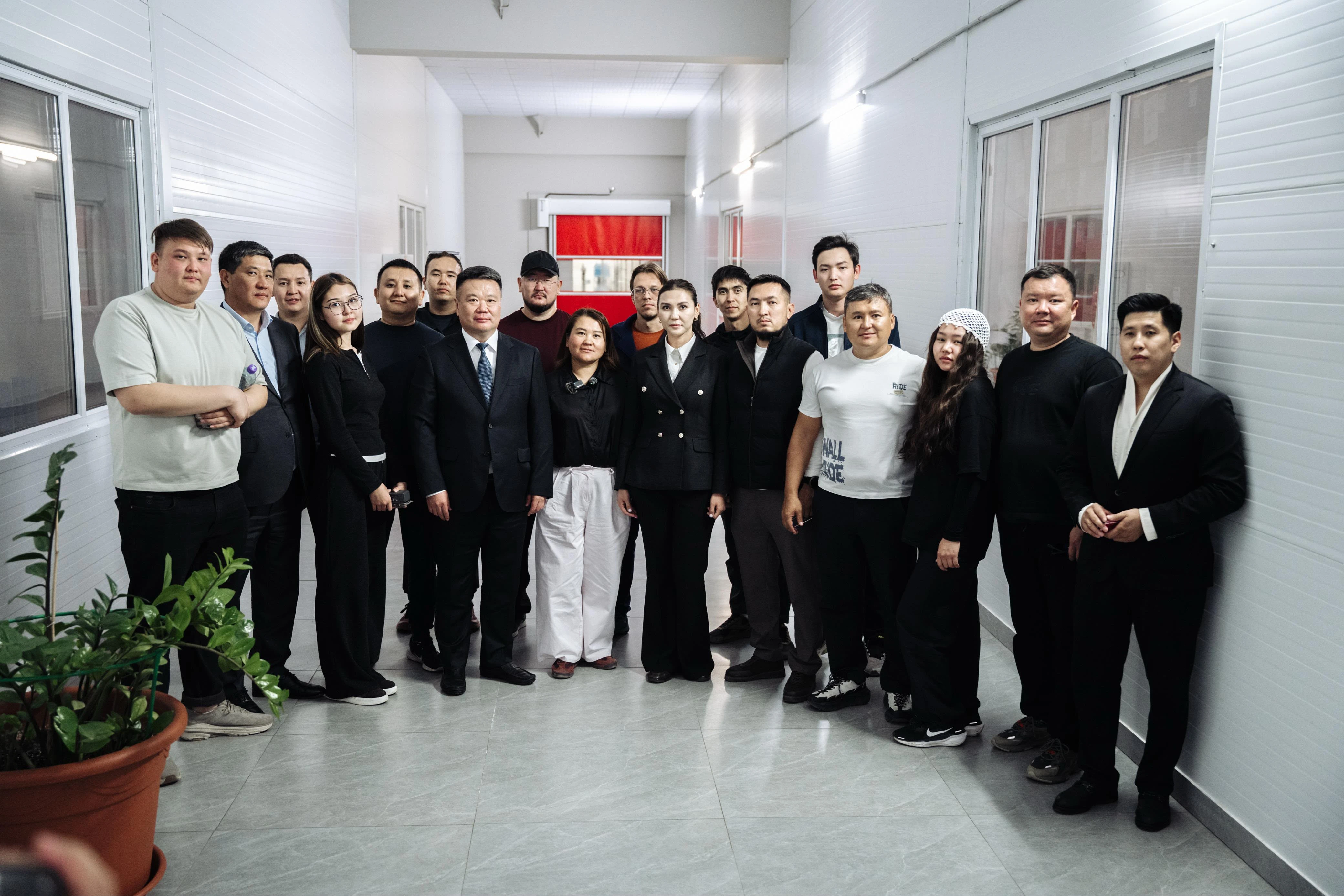 Kazakhstan’s Vice Minister of Agriculture and Agricultural Bloggers Visit Shin-Line’s Production Facility